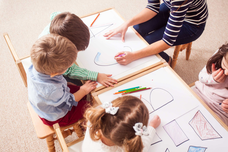 Niños en un programa de enriquecimiento para altas capacidades, participando en actividades creativas y desafiantes en Málaga.
